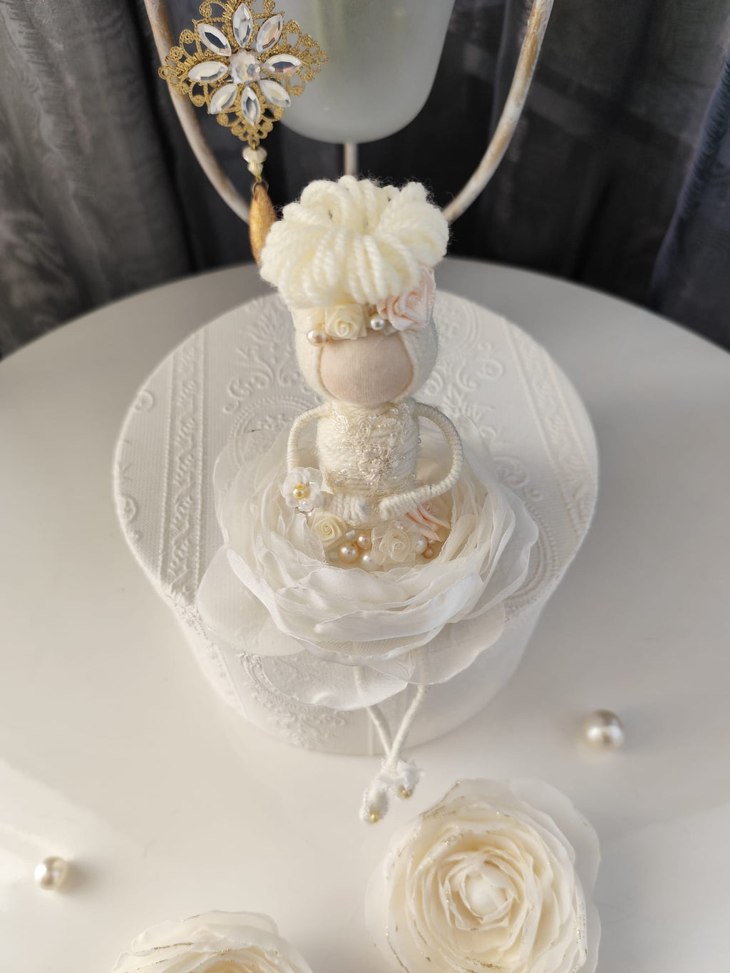 Nikaska Flower Doll White – Ručně vyrobená panenka | 27 cm | Nika's Home
