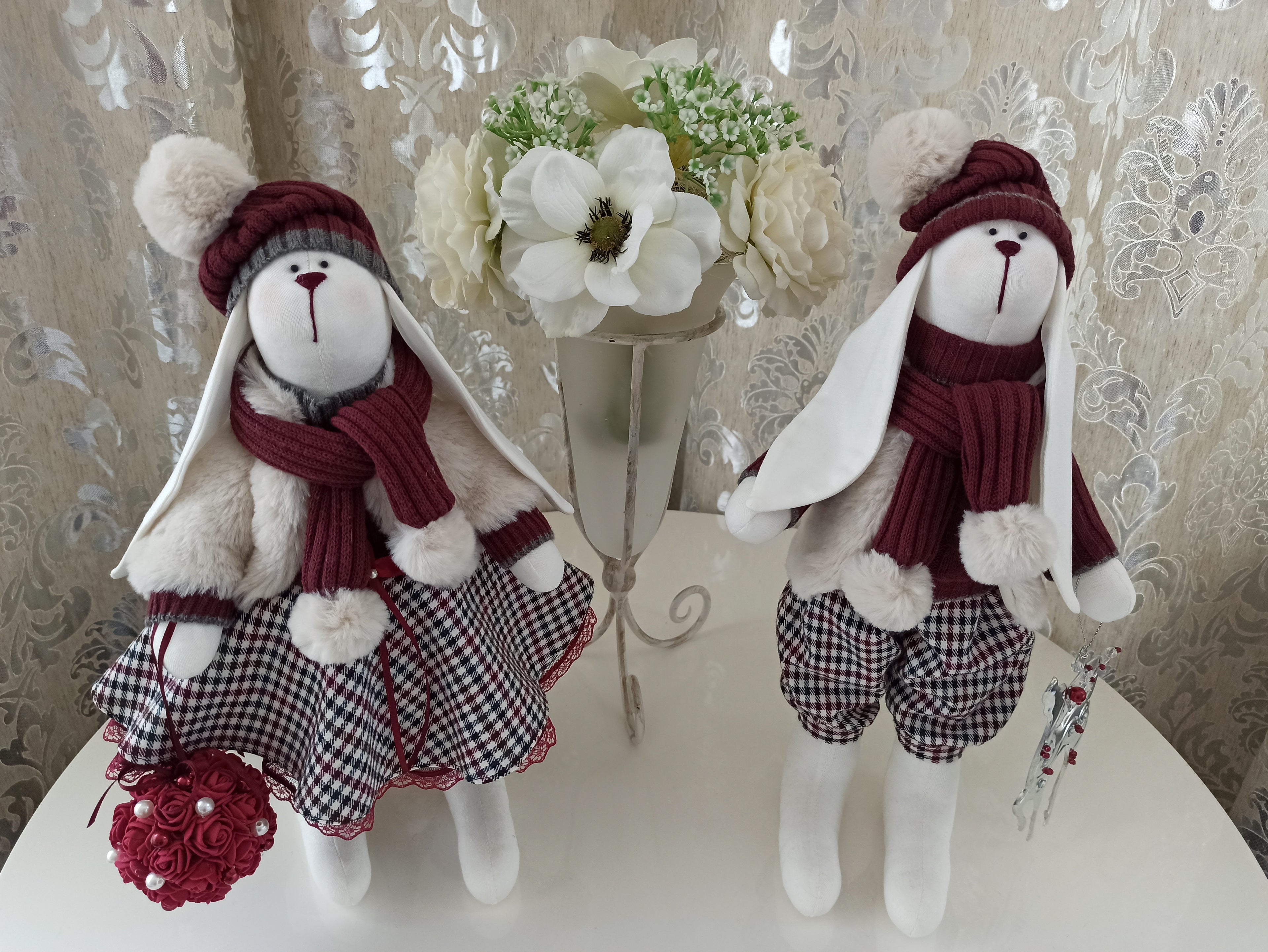 Nikaska Rabbit Bordo – Sada | Dekorativní Panenka 39 cm | Nika's Home